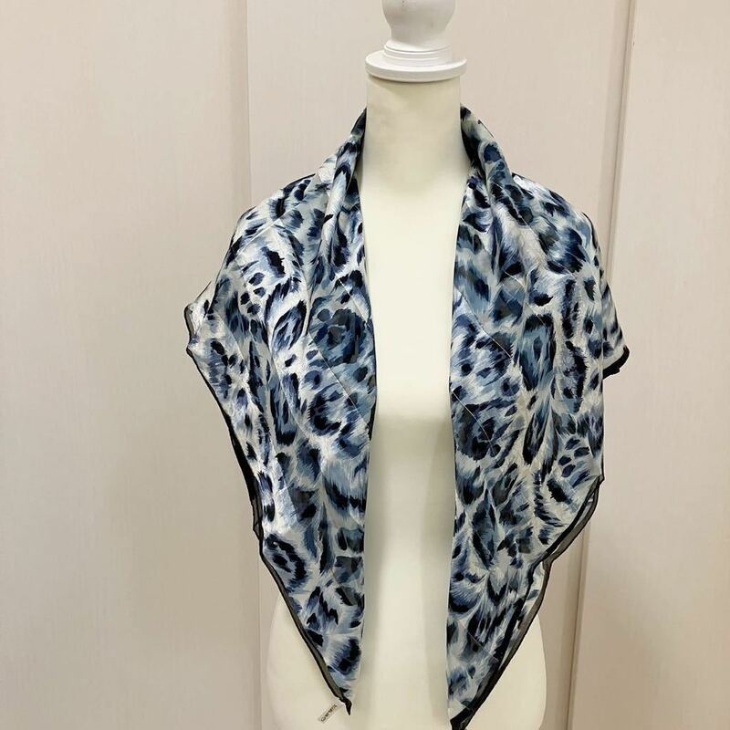 シルクスカーフ　総柄 大判スカーフ　シルク100% 日本製　ブルー／ネイビー　透け感あり