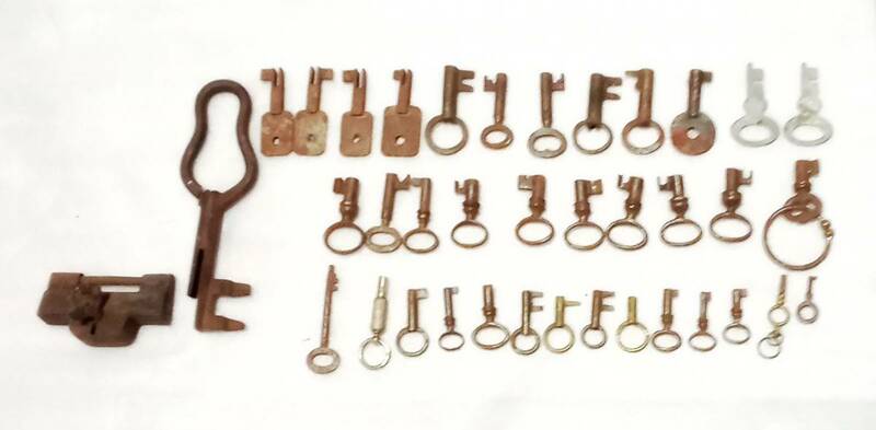 　★　蔵出しの　古い　錠前(鍵付き稼働品)1＋鍵37個　時計の鍵　箪笥の鍵　錠前の鍵　色々