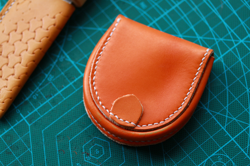 残り1点最新番　ヌメ革　手染オレンジ　半円型（馬蹄形）小銭入れ職人手縫い
