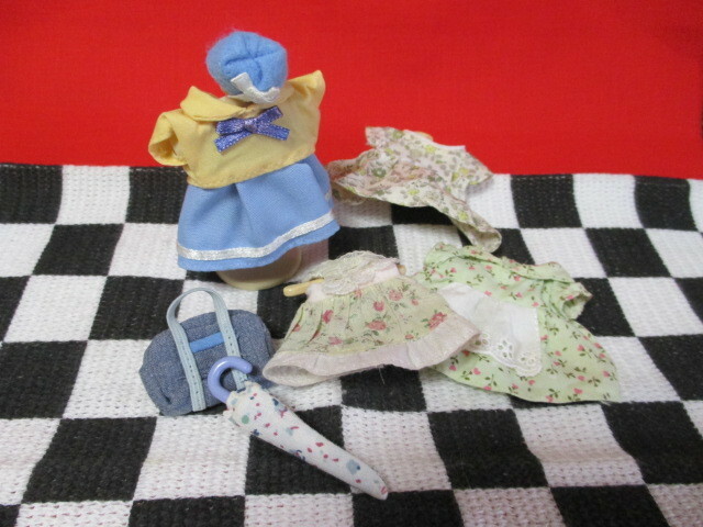★シルバニアファミリー　女の子のお洋服　トルソー　ハンガー　小花柄　ブルー　傘　バッグ　新品美品