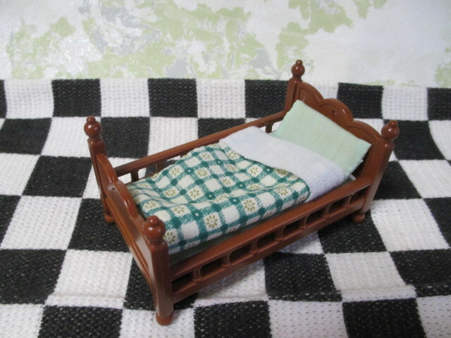 ★シルバニアファミリー　エポック社　ベッド　ミニチュア家具　緑の布団　枕　新品美品