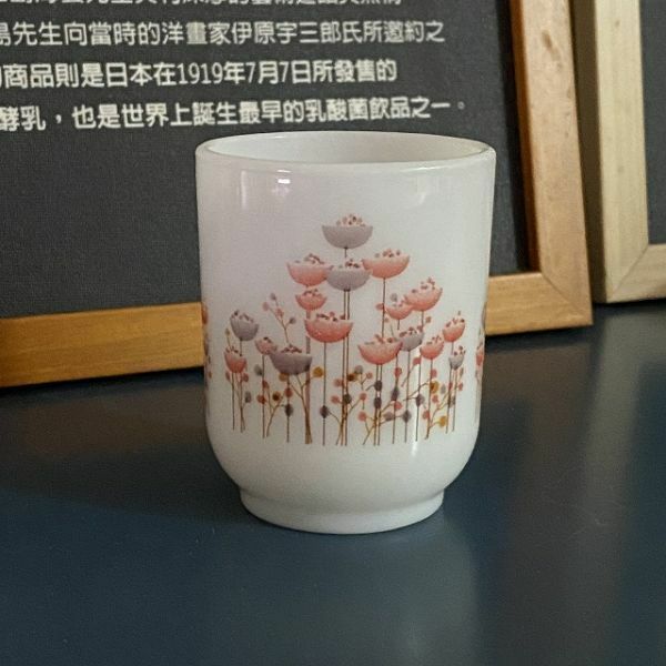 台湾レトロ食器◆ミルクガラス◆お湯呑み カップ 花柄 ◆ヴィンテージri72307c