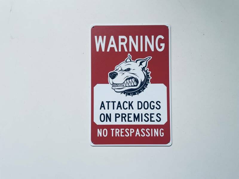 ブリキ看板 20×30㎝ いぬ 犬 警告 立入禁止 WARNING ATTACK DOGS ON PRESPASSING 注意喚起 アメリカンガレージ インテリア 新品 P406 