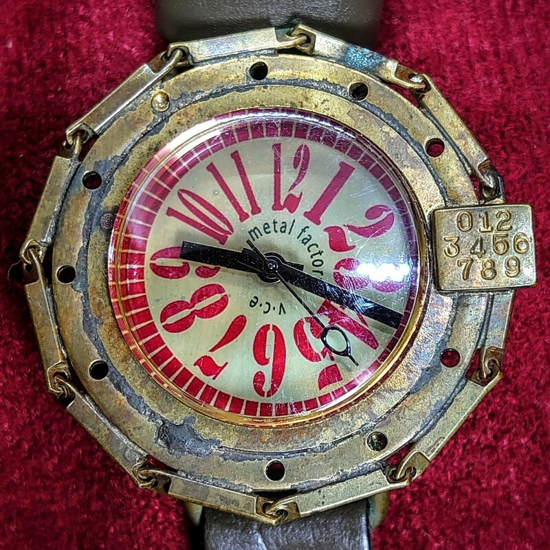 997【動作品】スチームパンク風 VCE metal factory 真鍮×赤文字 メンズ腕時計 革ベルト アンティーク ビンテージ