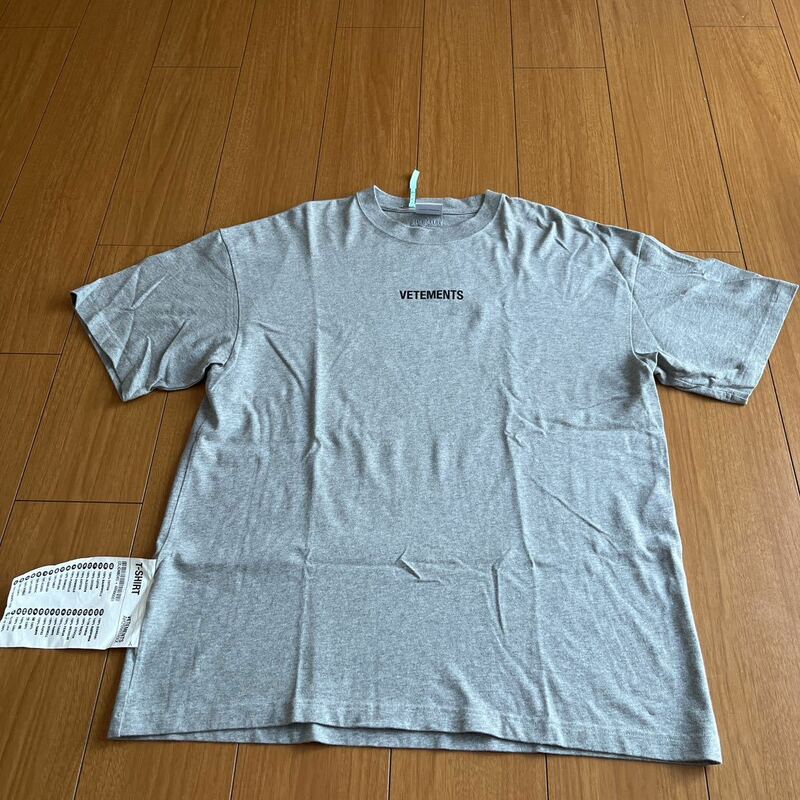 VETEMENTS LOGO TシャツXS(検:BALENCIAGA 財布 デニム シューズ スニーカー パーカー ジャケット パンツ キャップ バッグ)