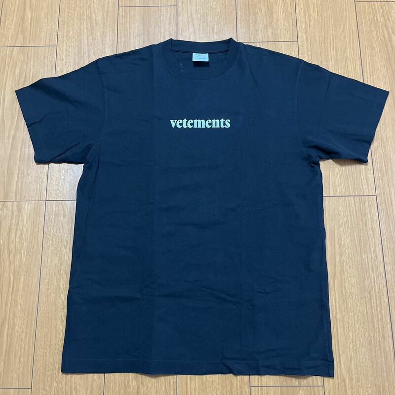 VETEMENTS Logo Priority Tシャツ S(検:BALENCIAGA 財布 デニム シューズ スニーカー パーカー ジャケット パンツ キャップ バッグ)