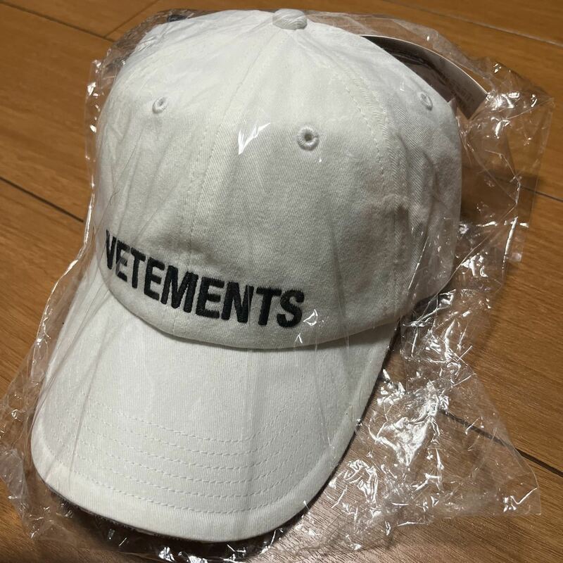 [新品] VETEMENTS×Reebok Logo ベースボールキャップ(検:BALENCIAGA パーカー バッグ パンツ ジャケット)