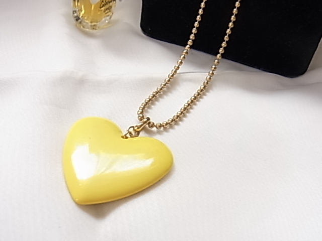 元気カラーの黄色　イエローの可愛らしいハートのデザインモチーフ　ロングネックレス☆☆