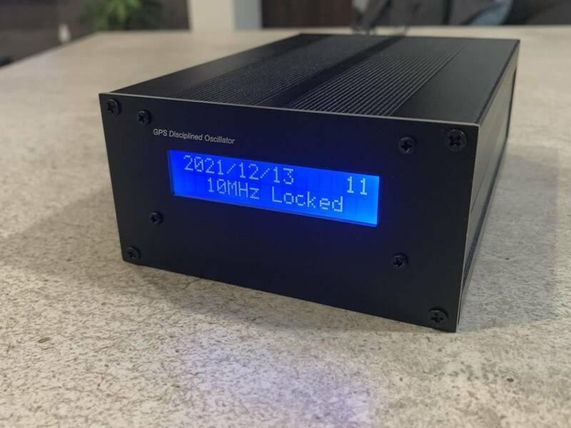 【送料込】新型 GPSDO 4出力 メーカー製モジュール使用 LCD表示 (OCXO GPS同期発振器 標準クロック/基準発振器)