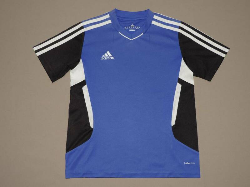 ☆adidasの袖３本ライン胸元ロゴ刺しゅうVネック青×黒の半袖Tシャツ ☆１４０センチ☆アディダス☆ポリエステル系☆