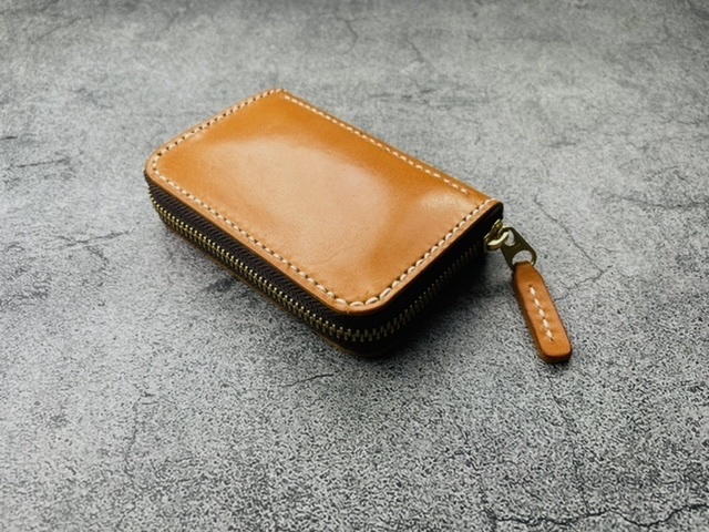 【手縫】キャメル色ミニラウンドジップ本革財布（生成り麻糸）通勤通学用に最小限入るお財布を作りました。