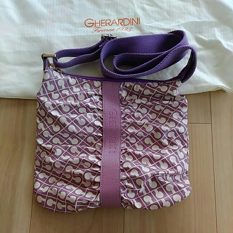ゲラルディーニ　GHERARDINI ショルダーバッグ　斜めがけバッグ　ストラップ長さ調整可　ゴールドパーツ　紫色　軽量　布袋付　美品