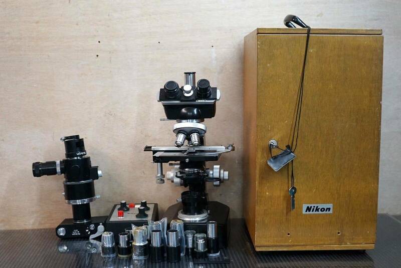 （Nz091290）NIKON S型顕微鏡　光源無し　複眼顕微鏡　生物顕微鏡　三眼 20x~1500x Nikon 教育用？