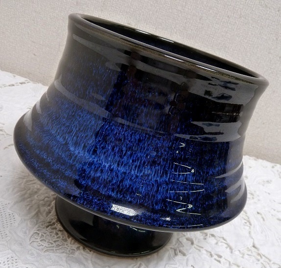 (☆BM)花器 脚付き 花瓶 水盤 瑠璃色 青 ブルー 陶器製 高さ17×21㎝/2.4kg 華道具 生け花 器 濃紺 シンプル 花入れ