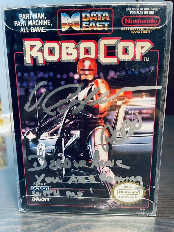 激レア 映画「ロボコップ」を主演したピーター・ウェラー(Petter Weller)がサインした北米版ファミコンRobocop NESビデオゲーム 証明書付き