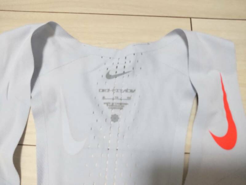 ★新品　ナイキ　NIKE　ランニングシャツ　★DRI-FIT ADV使用　★ベンチレーション