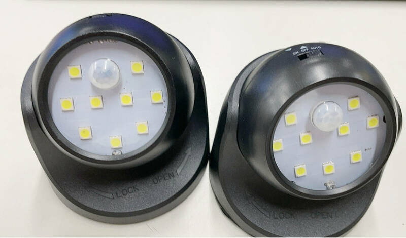 廊下ライト 常時点灯乾電池給電 取付簡単　2個セット