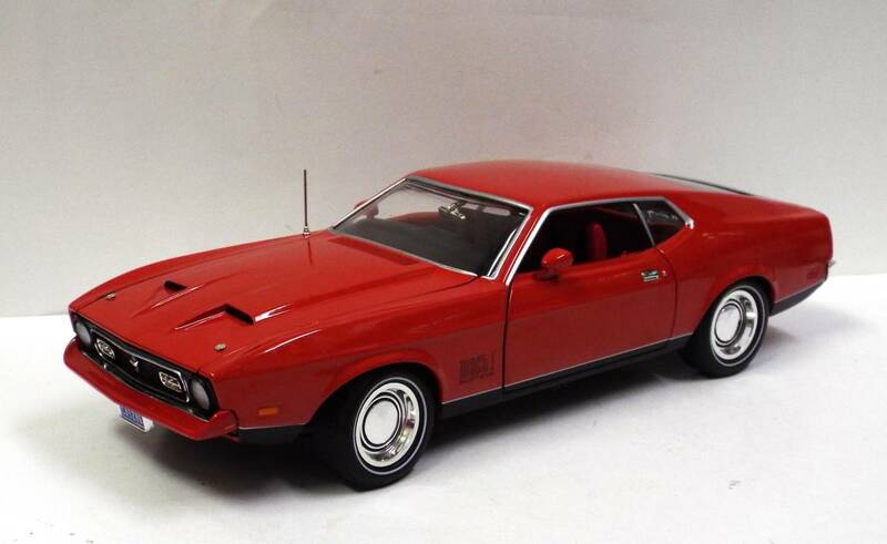 【AW】1/18 フォード マスタング マッハ 1 1971年 レッド「007 ダイアモンドは永遠に」のダイキャスト製ミニカー（商品ナンバー AWSS126）