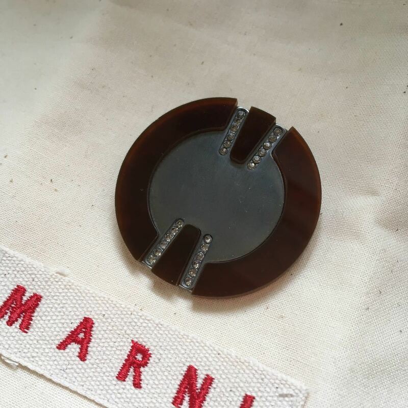 マルニ 丸い ブローチ 樹脂 メタリック コンビ アクセサリー MARNI ピンバッチ