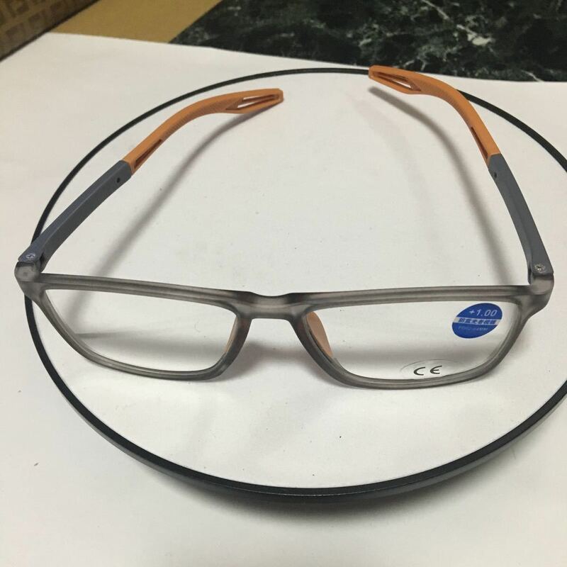 新品未使用品　オシャレな老眼鏡　プラス1.00 ブルーライトカット付き　フレーム曲げても折れない