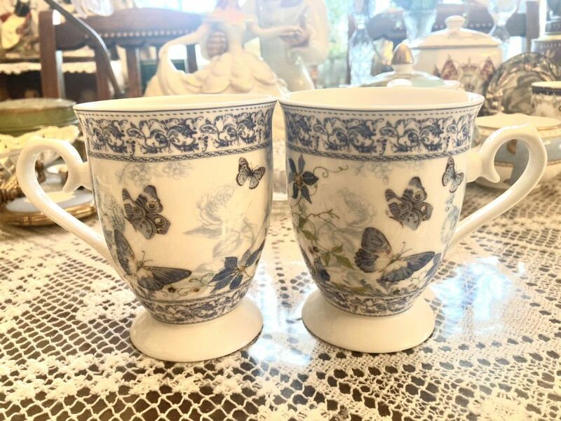 新品　未使用　英国　イギリス　マグカップ　2個　蝶々　陶磁器　陶器　コップ　磁器　青　ブルー　花柄　白磁　ファインボーンチャイナ