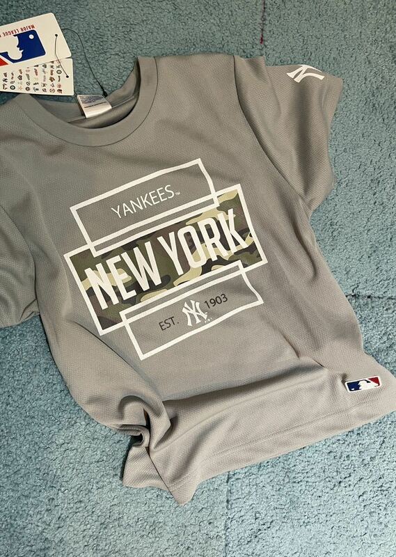 新品　アウトレット品　ヤンキースチームTシャツ　グレー　150センチ