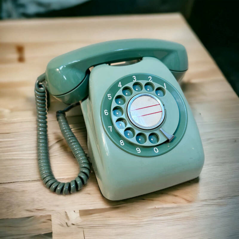 23T386_ジ2 当時物 東芝 ダイヤル式 電話機 600-A2 色（G) 77 グリーン レトロ オブジェ インテリア 骨董 電電公社 黒電話 カラー電話