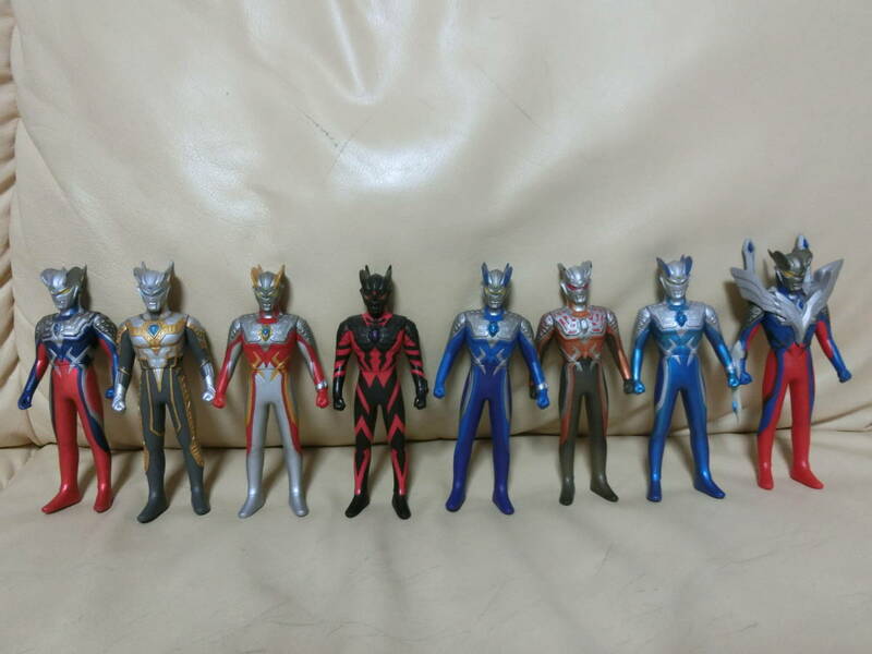 BANDAI ウルトラヒーローシリーズからウルトラマンゼロのソフビいろいろ８体セットです。