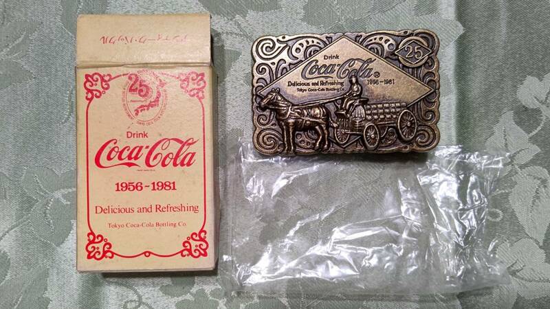 ノベルティ 東京コカコーラ 25周年 1956-1981 コカ・コーラ アンティーク・バックル（7.6×5㎝）ビニール袋・箱入り　