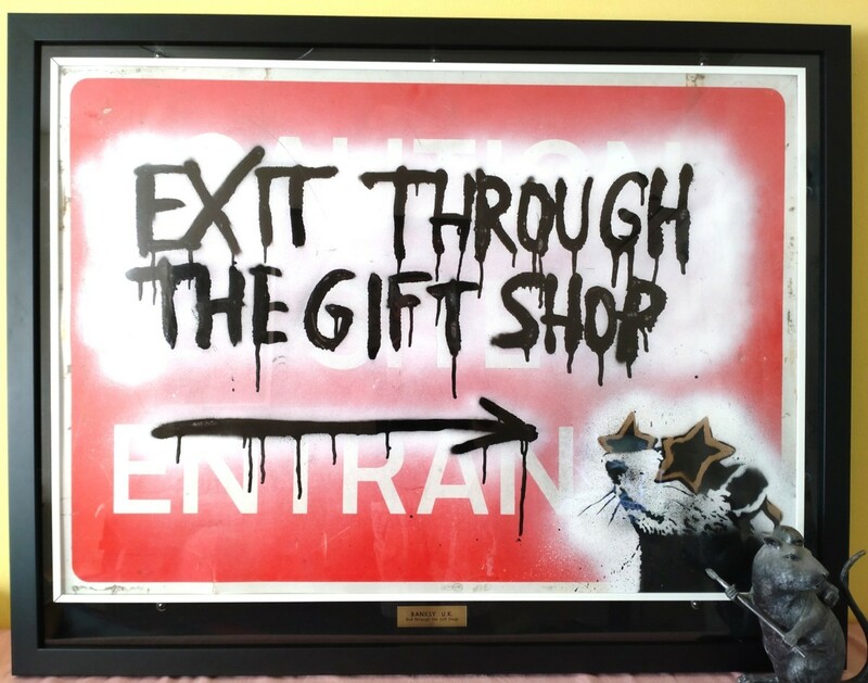新価格！Banksy(バンクシー)のロードサイン、Exit Through The Gift Shopです。2010年3月UKプレミア試写会会場近くで発見。最高級芸術作品