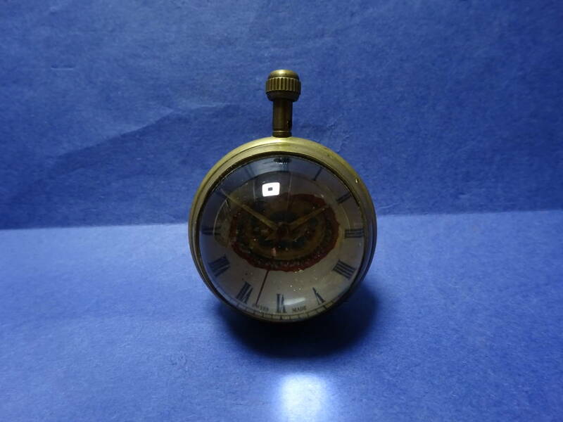 （５）珍品なれどジャンク品にての出品です。SWISS MADE です。このブッミャは不勉強で詳細な説明ができません。変な形の小さな時計です。