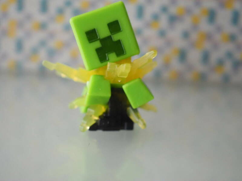 【Minecraft Mini-Figures Exploding Creeper マインクラフト ミニフィギュア クリーパー 爆発】