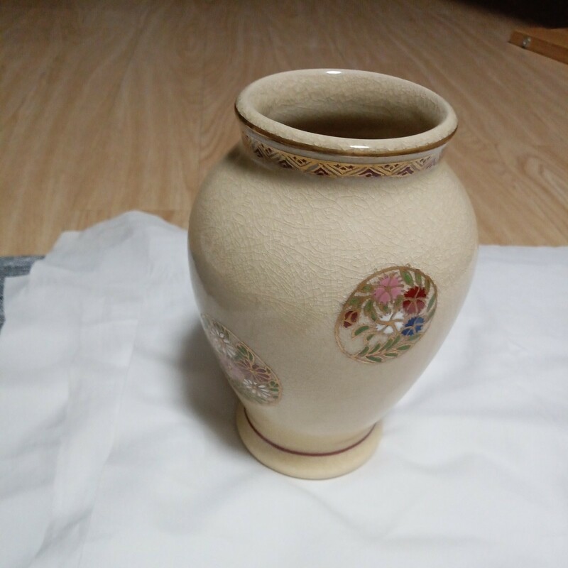 薩摩焼　王陶山　花瓶　高さー16センチ　口直径ー8センチ.。其処8センチ。配送料無料。