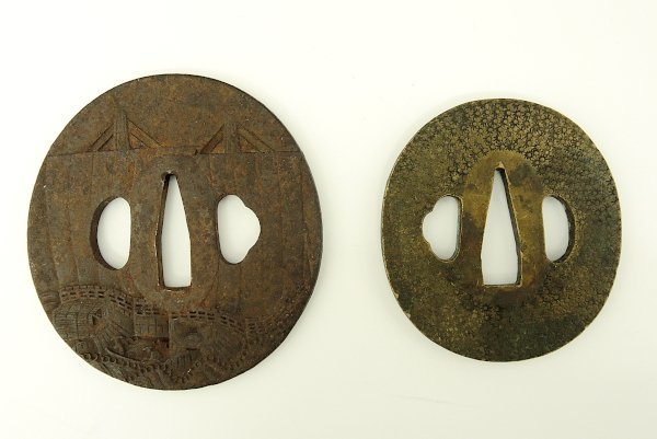 ２個 鍔 鉄製 北前船 つば 7.4×7.8cm 125g 真鍮製 小菊　5.7×6.4cm 89.5ｇ　無銘 　日本刀