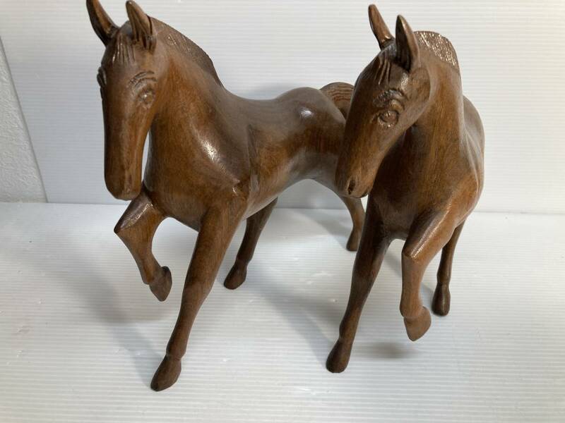 木彫り　馬　２頭　天然木　工芸品　置物　インテリア