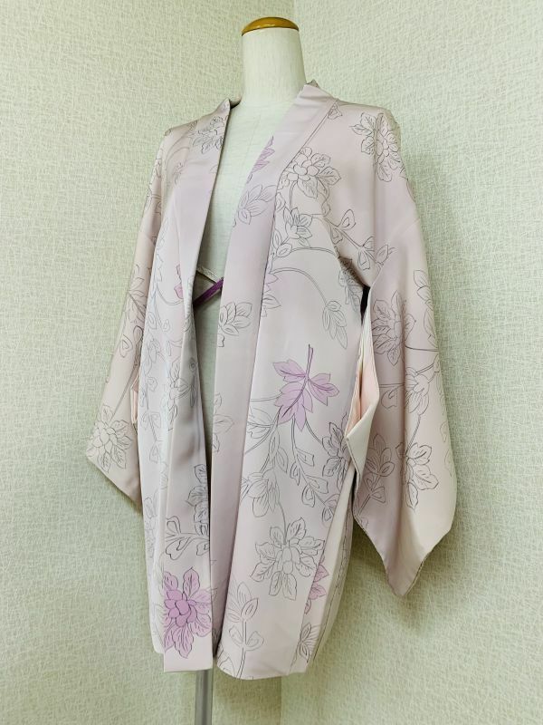 美品　婦人　小紋羽織　正絹　縮緬　丈78cm　薄桜色に手描きの花紋様　羽織紐付き　お出かけに　コスプレにも　保管品