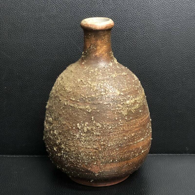《置物》 花器「銘のようなマークあり：つぼ型の花瓶 茶色」 高さ：約18.6cm・横幅：約12.5cm 一輪挿し 壺の形 インテリア・小物