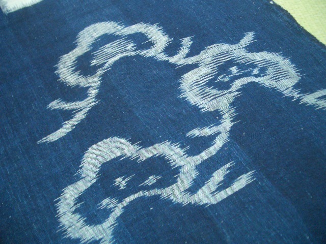 古布藍染め木綿はぎれ松と井形　134㎝　アンティーク昔着物リメイク古裂布団皮