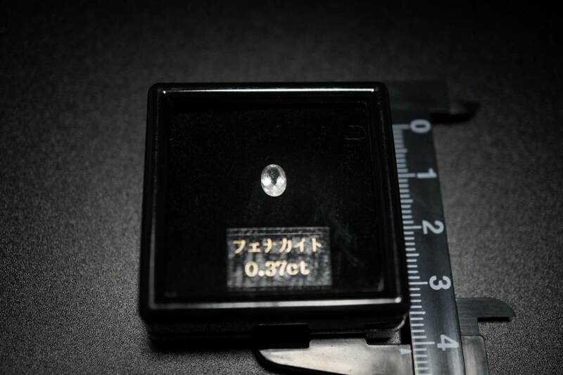 天然レア石　フェナカイト 0.37ct レア石　ルース　裸石　　おすすめ！