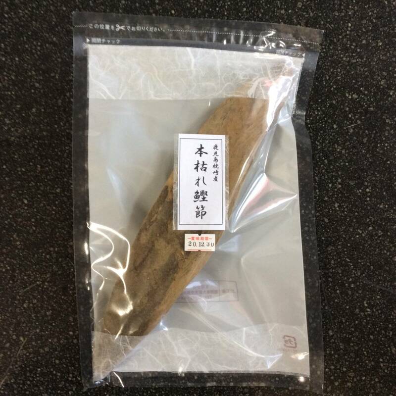 背側１本 約２５０ｇ　枕崎産　本枯れ鰹節　雄節　１本　２４０～２６０ｇ※賞味期限は新しい物になります。