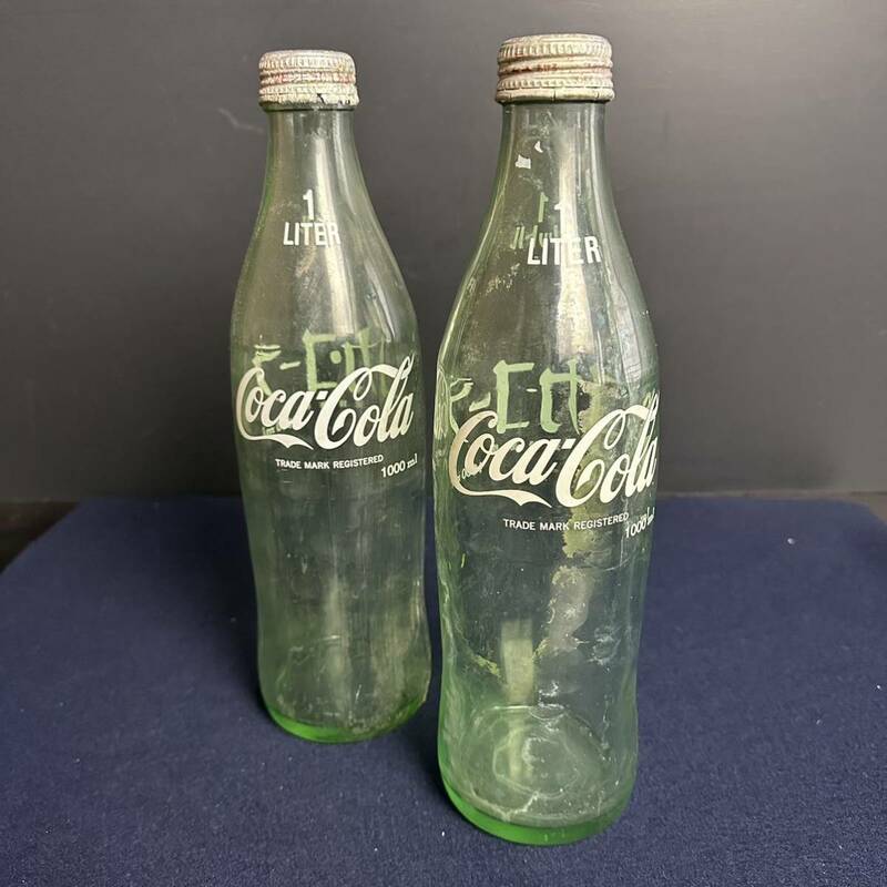 [SX354] コカ・コーラ 空き瓶 2点 1リットル ガラス瓶 ノベルティグッズ インテリア 雑貨 昭和レトロ