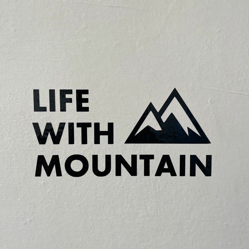 212.【送料無料】 山 LIFE WITH MOUNTAIN カッティングステッカー キャンプ アウトドア 【新品】