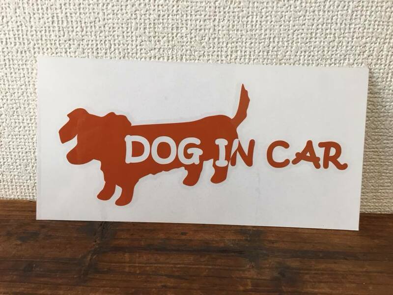 ■□■ Dog in car ミニチュアダックス カッティング ステッカー■□■ ダックスフンド ダックス　犬 ドッグインカ― キャメル