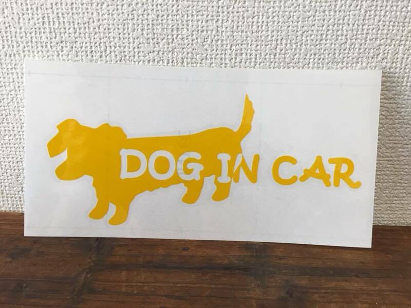 ■ Dog in car ■ ミニチュアダックス ダックスフンド ダックス カッティング ステッカー ドッグ 犬 シールデコ ドッグインカ― イエロー