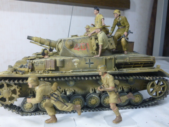 タミヤ1／３５ドイツIV号戦車F型アフリカ戦線兵士８体付完成品