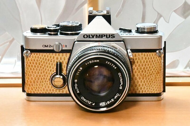 フィルムカメラ OLYMPUS OM-2N+OM-SYSTEM G.ZUIKO AUTO-W 1:3.5 f=28mm カスタム キャメル【中古】
