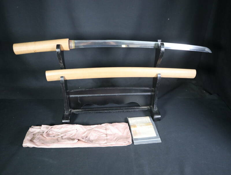 日本刀・脇差し・長さ５３．８㎝・無名・湾れ調・刀紋も美しい・真鍮二重巾木・白鞘入・良品