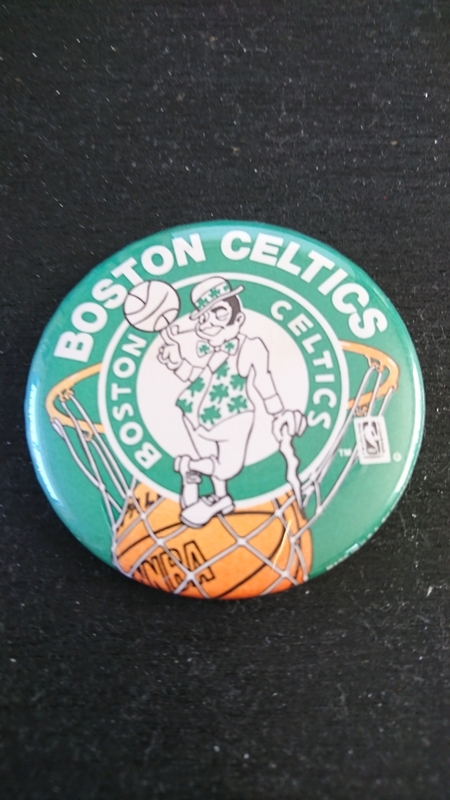 ヴィンテージ!1990年代当時物!NBA BOSTON CELTICSボストン・セルティックス チームロゴ缶バッジ MADE IN USA 中古/バスケットボール
