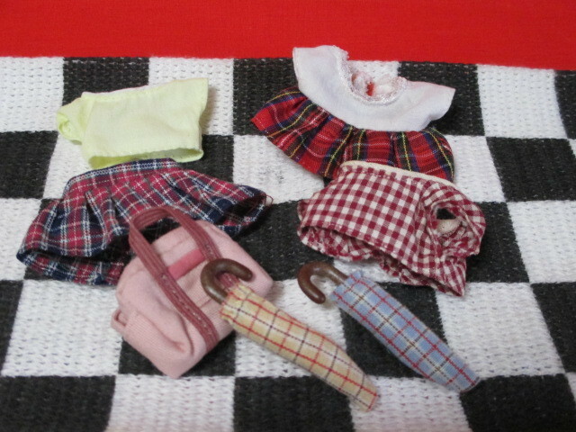 ★シルバニアファミリー　タータンチェック　赤　ピンク　女の子のお洋服　バッグ　傘　新品美品