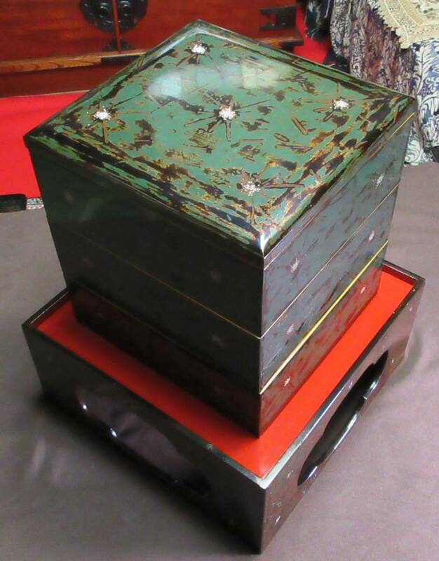 時代漆器　三段重箱　貝殻　台付き　重箱の中朱色　台座枠朱色、黒色